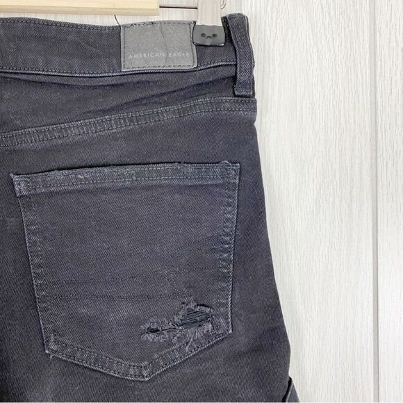 American Eagle | Black Distressed High Rise Mom Shorts Size 4 - Picture 3 of 6